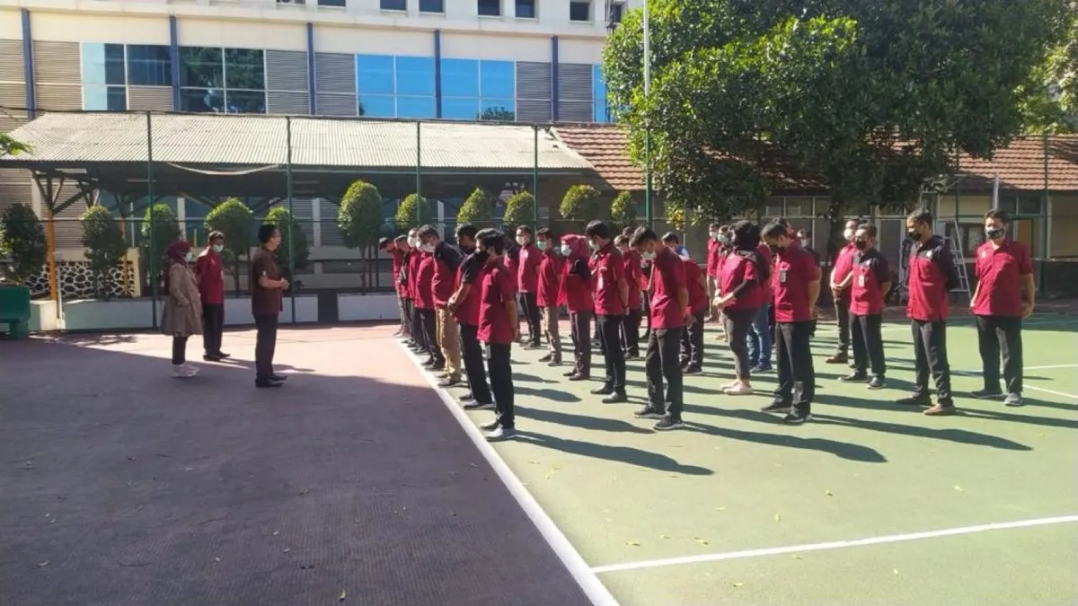 Apel petugas kebersihan di halaman Gedung Keuangan Negara Bandung