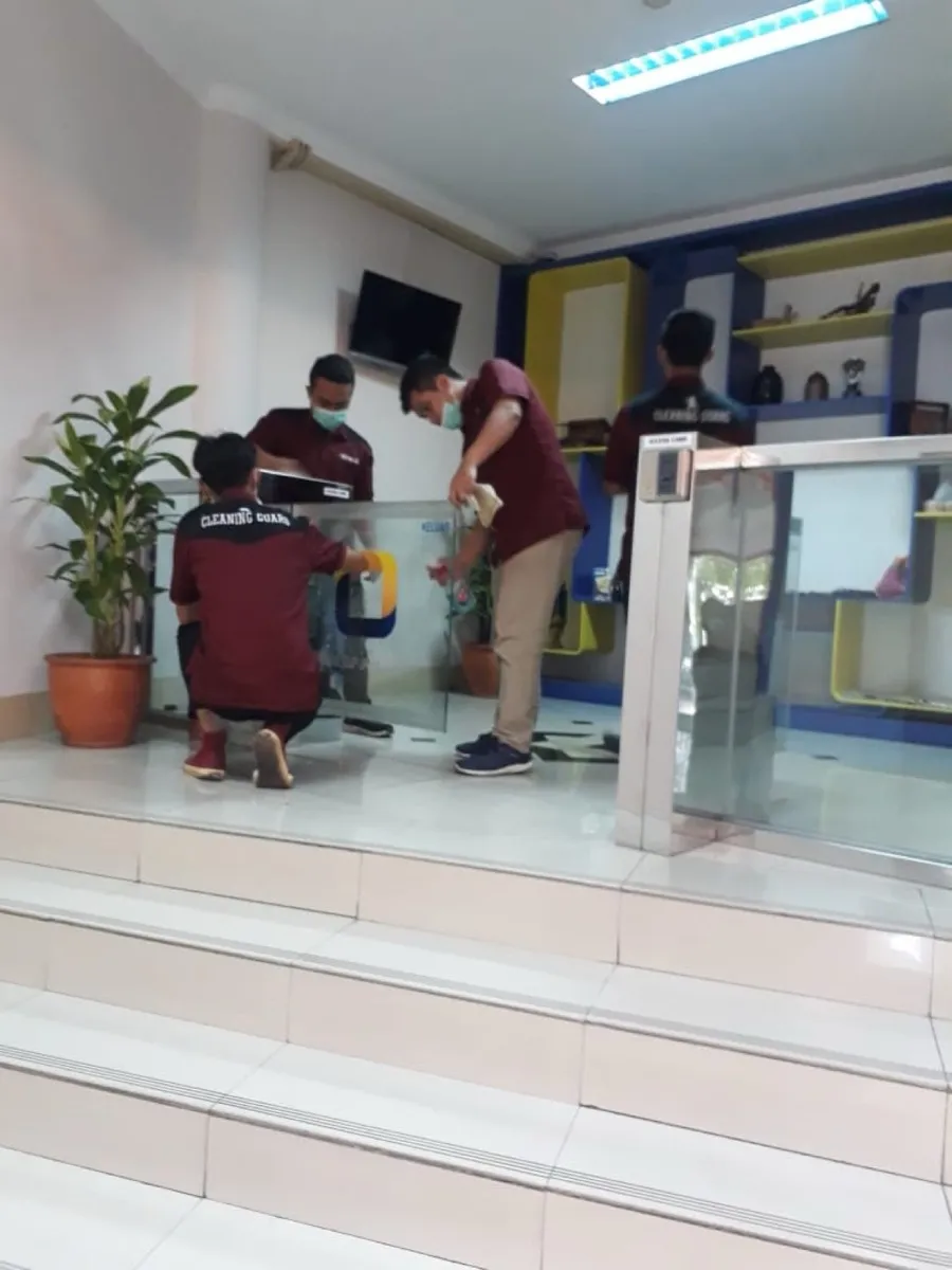 Petugas membersihkan ruang layanan Kantor Pajak Pratama Bogor