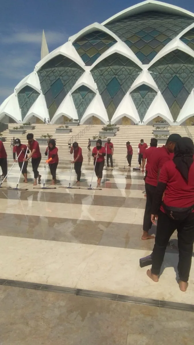 Petugas kebersihan di pelataran Masjid Raya Al Jabbar