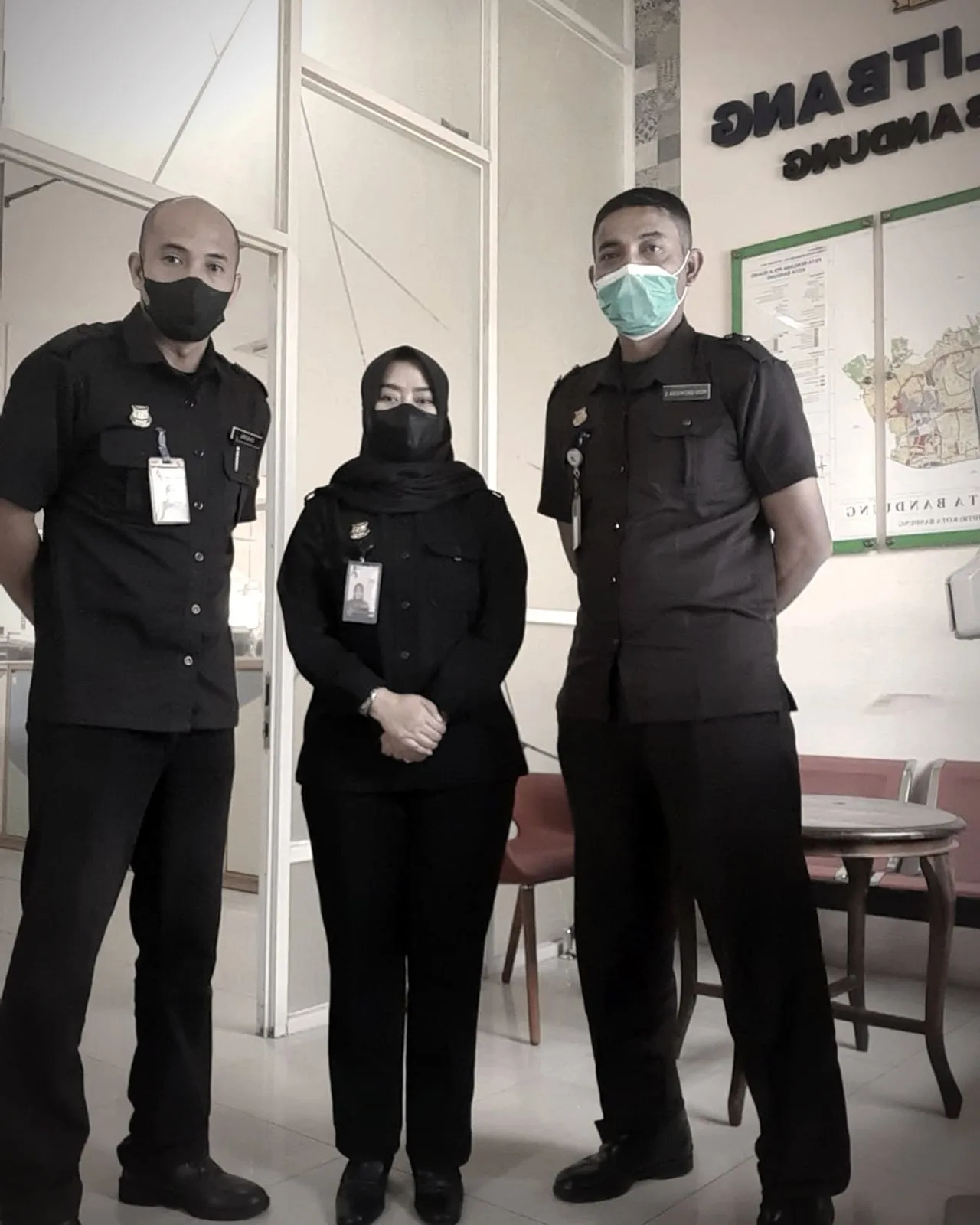 Staf pendukung berseragam hitam di kantor Bappelitbang Kota Bandung